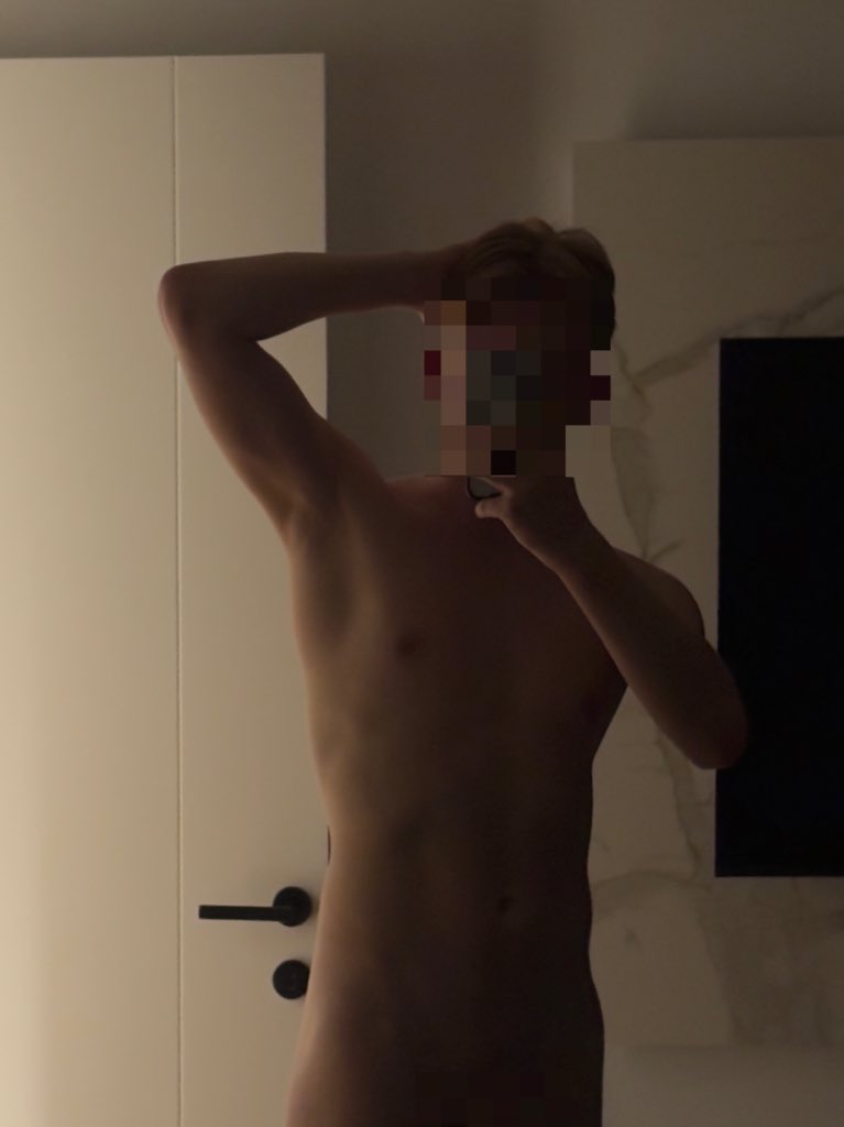 Master__Niels's tweet image. Marry Christmas bitches, here’s the best present you could wish for…🎁 My perfect body for u to simp over😂 now sent me a present or two back on throne😈💸