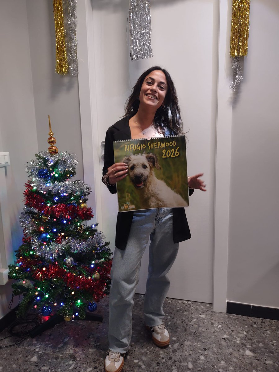 Ecco Aurora con il #Calendario #Noirandagi - #RifugioSherwood 2026.

Per avere il #calendario ed aiutare gli amici a quattro zampe, vi basterà venire presso la nostra #lavanderia e fare una piccola offerta (5€ per il calendario da scrivania e 7€ per il calendario da parete).