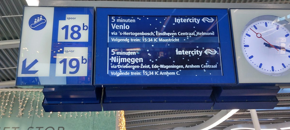 It's beginning to look at lot like christmas... #treinleven 💛💙