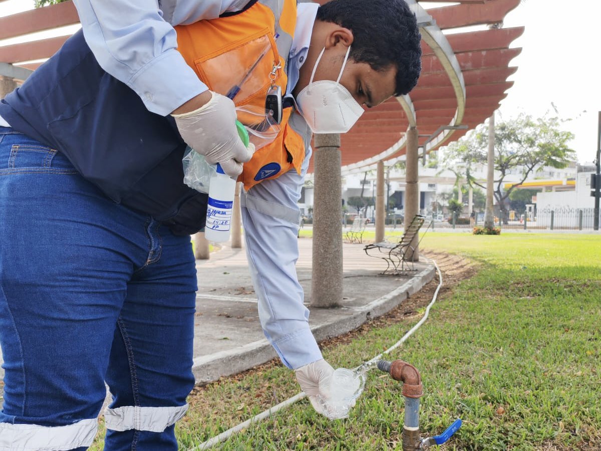 #Guayas | Realizamos tomas de muestras para analizar la calidad del agua destinada al consumo humano en las redes de distribución de varios sectores de Guayaquil, con el fin de determinar el cumplimiento de los parámetros de calidad del recurso suministrado a la población.
