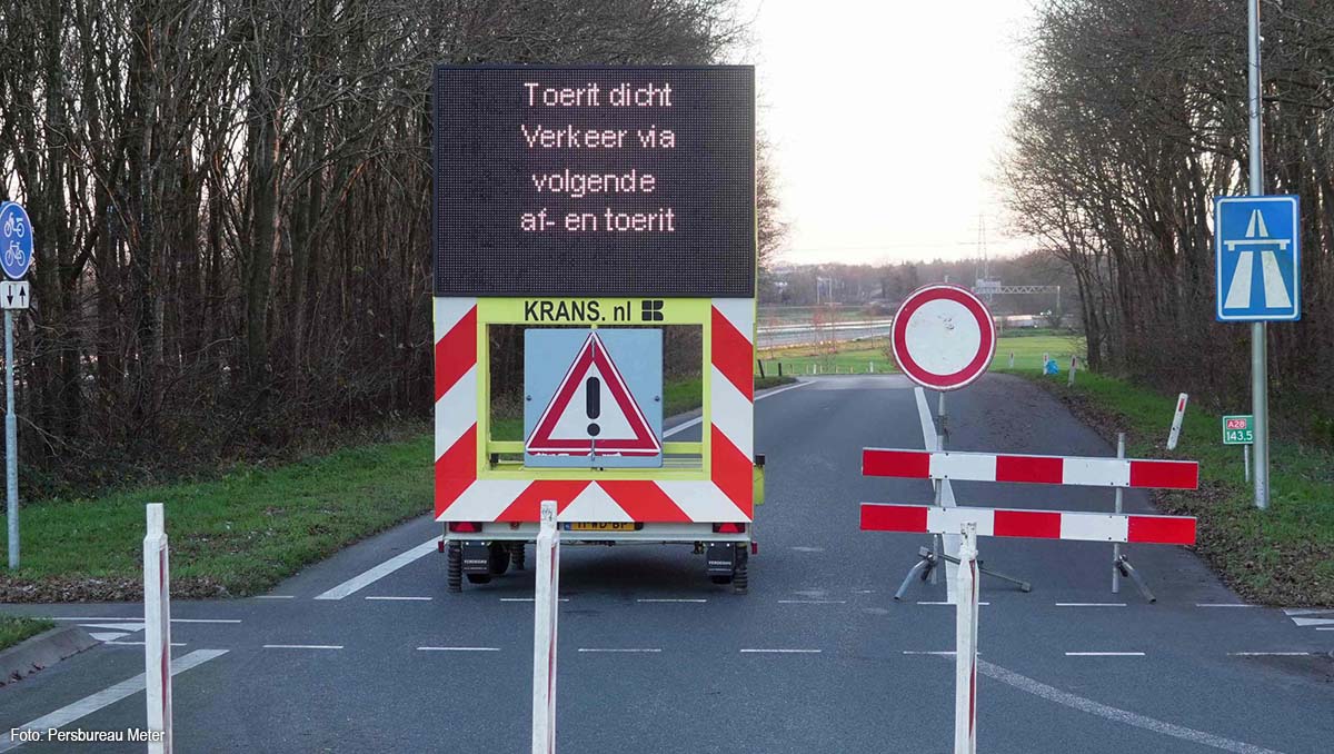 transportonline's tweet image. A28 bij Hoogeveen afgesloten vanwege gladheid, afsluiting kan dagen duren

lees meer: transport-online.nl/111369/a28-bij…

#A28 #verkeer #afsluiting #gladheid #Hoogeveen #nieuws #TransportOnline
