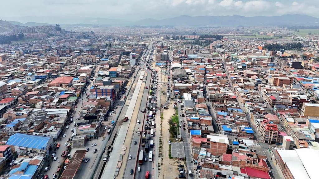 JorgeEmilioRey's tweet photo. Hoy, 24 de diciembre, tendremos alrededor de 580 mil vehículos saliendo de Bogotá y de Cundinamarca; cerca del 30 % de ellos tomarán la Autopista Sur, una vía que, por las obras de las fases 2 y 3 de TransMilenio a Soacha, pasa de tres a dos carriles. Sin embargo, para esta operación éxodo hemos habilitado un carril adicional, con una vía de desvío a la altura de la calle 18.

Este plan de manejo de tráfico traerá represamientos; por eso sugerimos tomar vías alternas que conecten la vía Mondoñedo, canoas, chusaca, que evita tomar el casco urbano de soacha y conectar de manera directa a la concesión vía del Sumapaz. Evite no viajar en horas pico, respetar las señales de tránsito, reducir la velocidad y acatar las señales de tránsito.

¡Feliz viaje y feliz Navidad en familia!