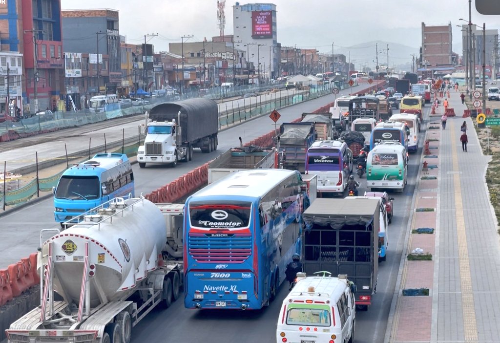 JorgeEmilioRey's tweet photo. Hoy, 24 de diciembre, tendremos alrededor de 580 mil vehículos saliendo de Bogotá y de Cundinamarca; cerca del 30 % de ellos tomarán la Autopista Sur, una vía que, por las obras de las fases 2 y 3 de TransMilenio a Soacha, pasa de tres a dos carriles. Sin embargo, para esta operación éxodo hemos habilitado un carril adicional, con una vía de desvío a la altura de la calle 18.

Este plan de manejo de tráfico traerá represamientos; por eso sugerimos tomar vías alternas que conecten la vía Mondoñedo, canoas, chusaca, que evita tomar el casco urbano de soacha y conectar de manera directa a la concesión vía del Sumapaz. Evite no viajar en horas pico, respetar las señales de tránsito, reducir la velocidad y acatar las señales de tránsito.

¡Feliz viaje y feliz Navidad en familia!
