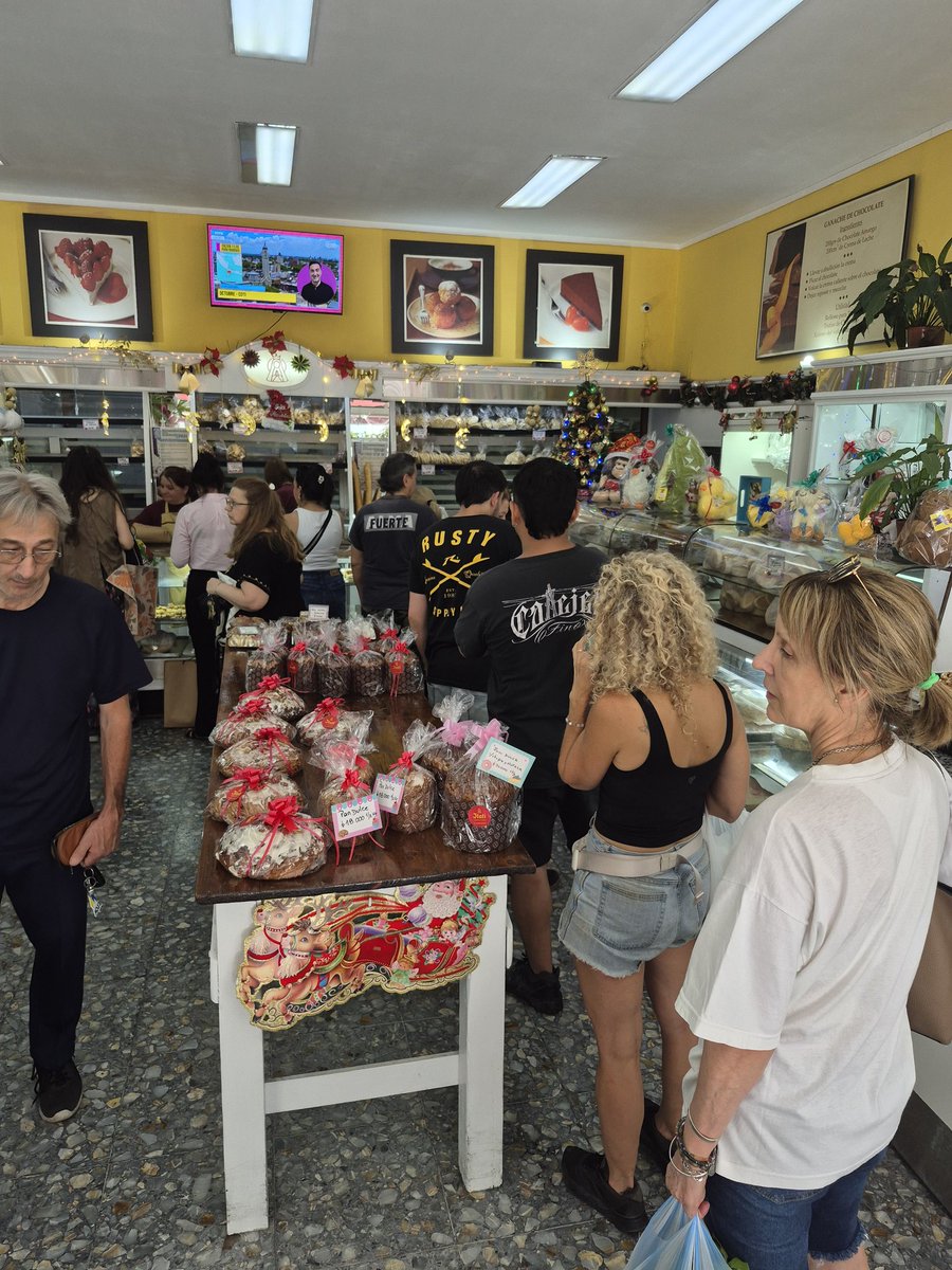 SrItati01's tweet image. Hace años no tenia tantas reservas y pedidos para entregar, sin contar con la gente q viene sin reserva. Recien es mediodía y ya me quede sin pan dulces, figacitas y budines, estoy sacando una nueva tanda pq no para de entrar gente. 
FELIZ Noche Buena y Próxima Navidad.