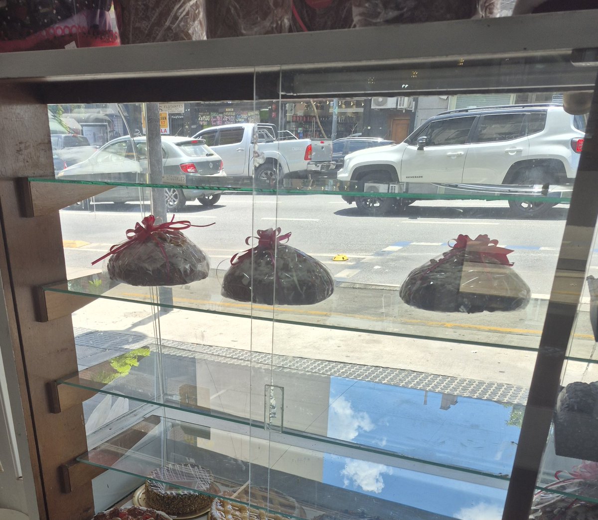 SrItati01's tweet image. Hace años no tenia tantas reservas y pedidos para entregar, sin contar con la gente q viene sin reserva. Recien es mediodía y ya me quede sin pan dulces, figacitas y budines, estoy sacando una nueva tanda pq no para de entrar gente. 
FELIZ Noche Buena y Próxima Navidad.