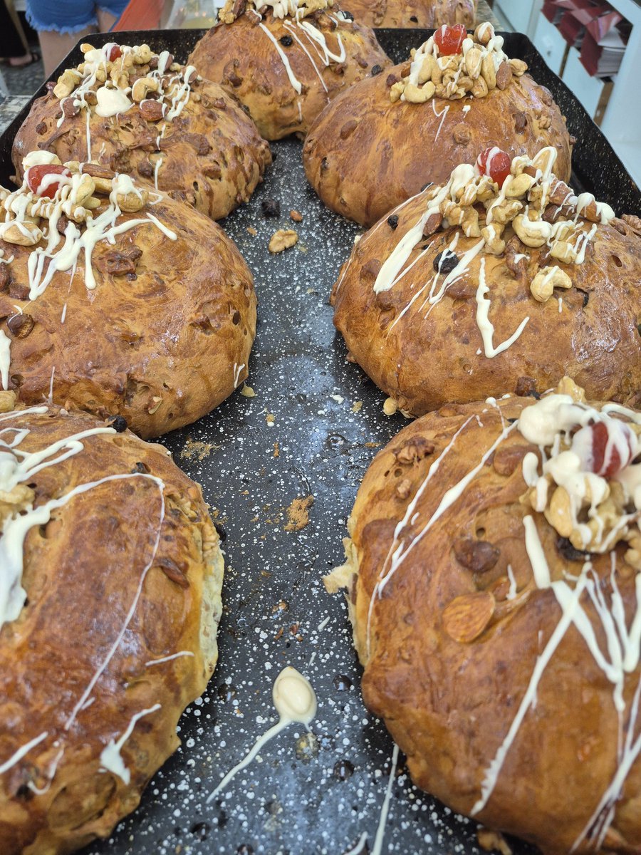 SrItati01's tweet image. Hace años no tenia tantas reservas y pedidos para entregar, sin contar con la gente q viene sin reserva. Recien es mediodía y ya me quede sin pan dulces, figacitas y budines, estoy sacando una nueva tanda pq no para de entrar gente. 
FELIZ Noche Buena y Próxima Navidad.