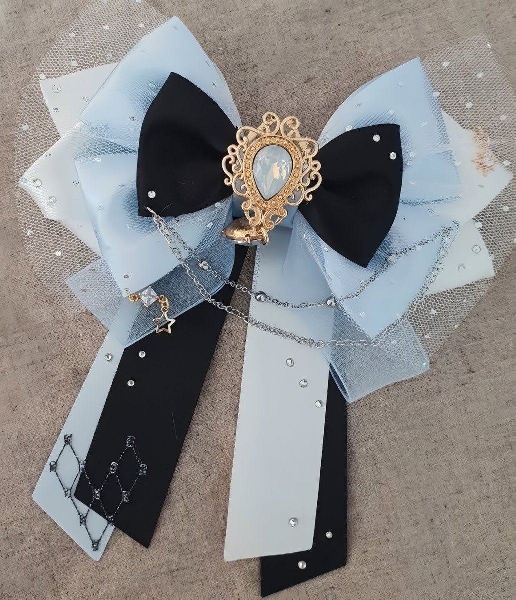 0BSESSEDL0VE's tweet photo. ㅤㅤ“ Ten princesa, tu regalo de... Navidad, o lo que sea que se celebre. ”

El monarca le ha comprado un par de cada uno, porque claro, no ha podido decidir cual le gustaba, así que los compró todos para @H0PELESSR0MNTIC. https://t.co/0v37V8NeA6