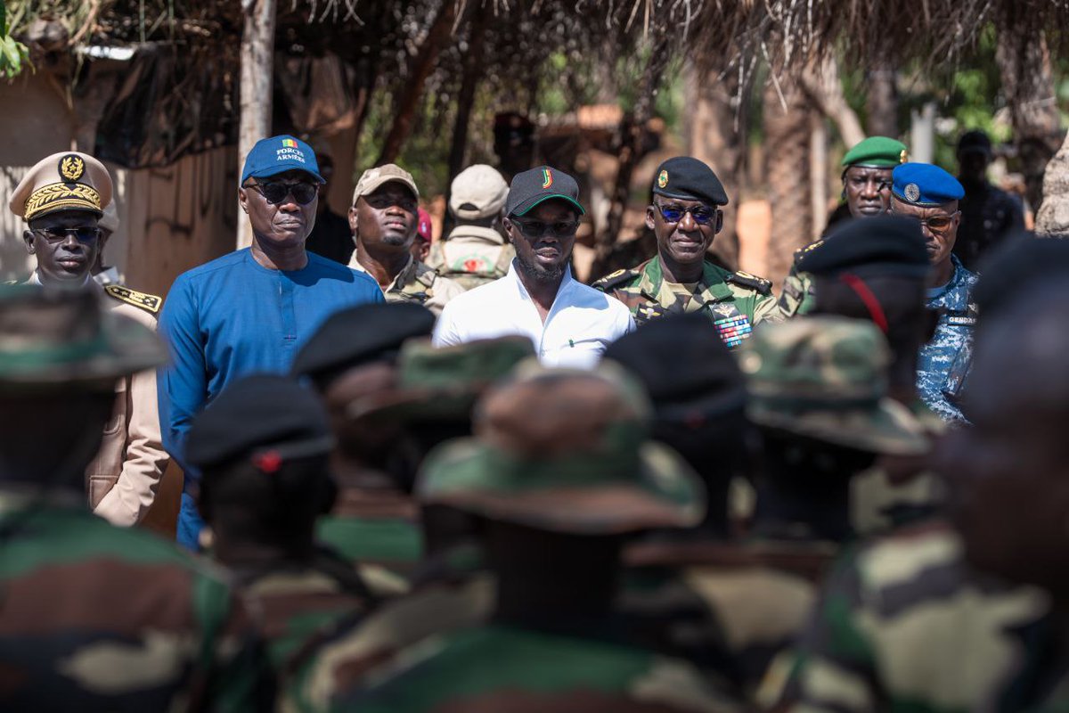 PR_Diomaye's tweet photo. En cette période de fêtes de fin d’année, j’ai tenu à partager un moment de communion avec nos Forces armées, à Basséré, au sud de Nyassia, afin de leur témoigner le soutien et la reconnaissance de toute la Nation.

Mes pensées vont également, avec une profonde compassion, aux familles endeuillées par le drame survenu à Joal, à la suite du chavirement d’une embarcation. Nous partageons leur douleur et leur peine, tandis que les recherches se poursuivent pour retrouver d’éventuels survivants.

Ces instants, aussi différents soient-ils, rappellent la responsabilité qui est la nôtre de protéger les vies, de sécuriser nos communautés et de renforcer l’espérance sur l’ensemble du territoire.

Être aux côtés de celles et ceux qui veillent chaque jour sur la sécurité du pays et demeurer attentif aux épreuves qui frappent notre peuple relèvent d’un même devoir, servir le Sénégal avec humanité et engagement. 🇸🇳
