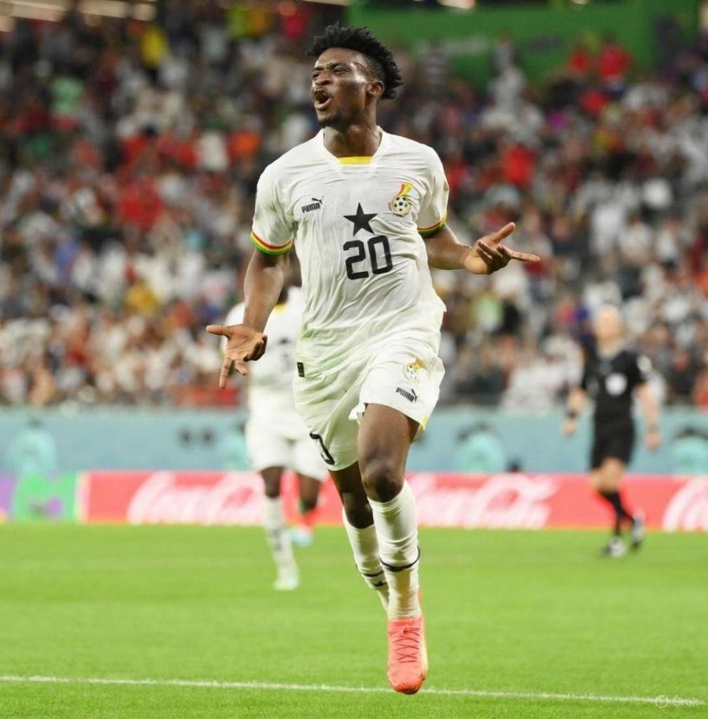 Flashlgti's tweet image. 🚨 Kudus Stunner Equalizes for Ghana as Nigeria Rivalry Heats Up.

West Ham's Kudus rifled in a stunning strike to make it 1-1, drawing wild cheers and instant banter between Ghanaian and Nigerian fans. 

Ghanaians celebrated the Black Stars' fightback while eyeing a World Cup…