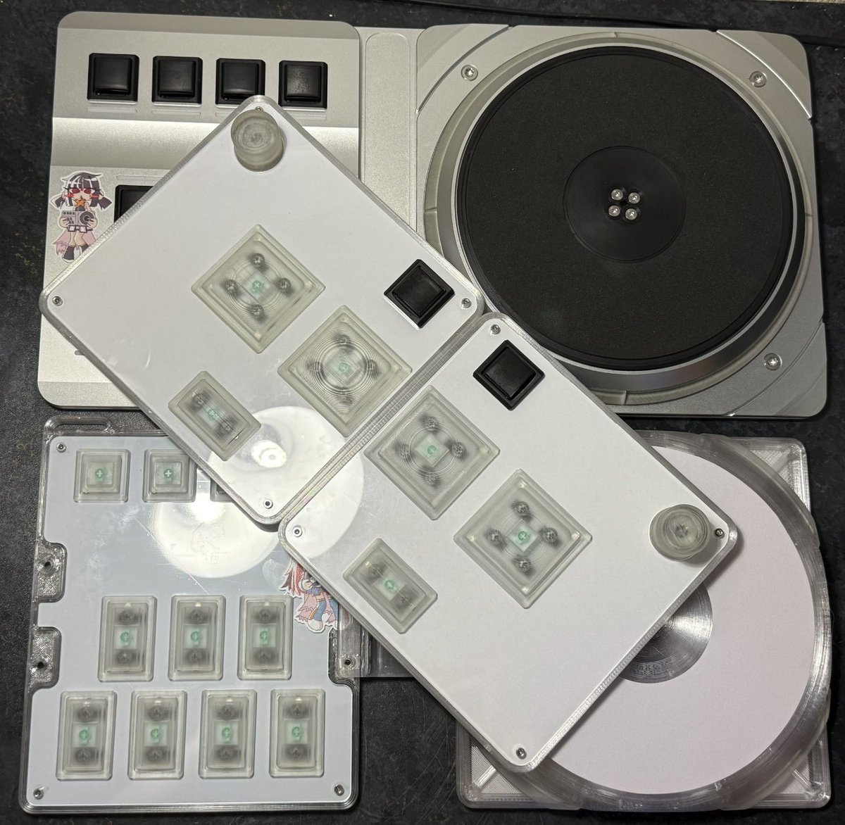 今回はコントローラーを販売しませんが、ブースで「r11」と「mini-5」を展示します。
試作折りたたみ式ボルテコンも登場します！