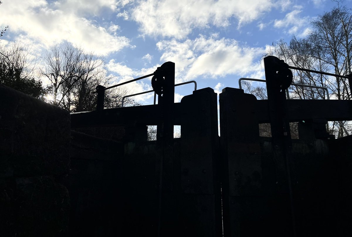 plw1053's tweet image. Going up… blue skies at last but a bitterly cold wind. Merry Christmas all #plw1053 #boatsthattweet #goingup @CRTBoating @NABO_Official @towpathtalk
