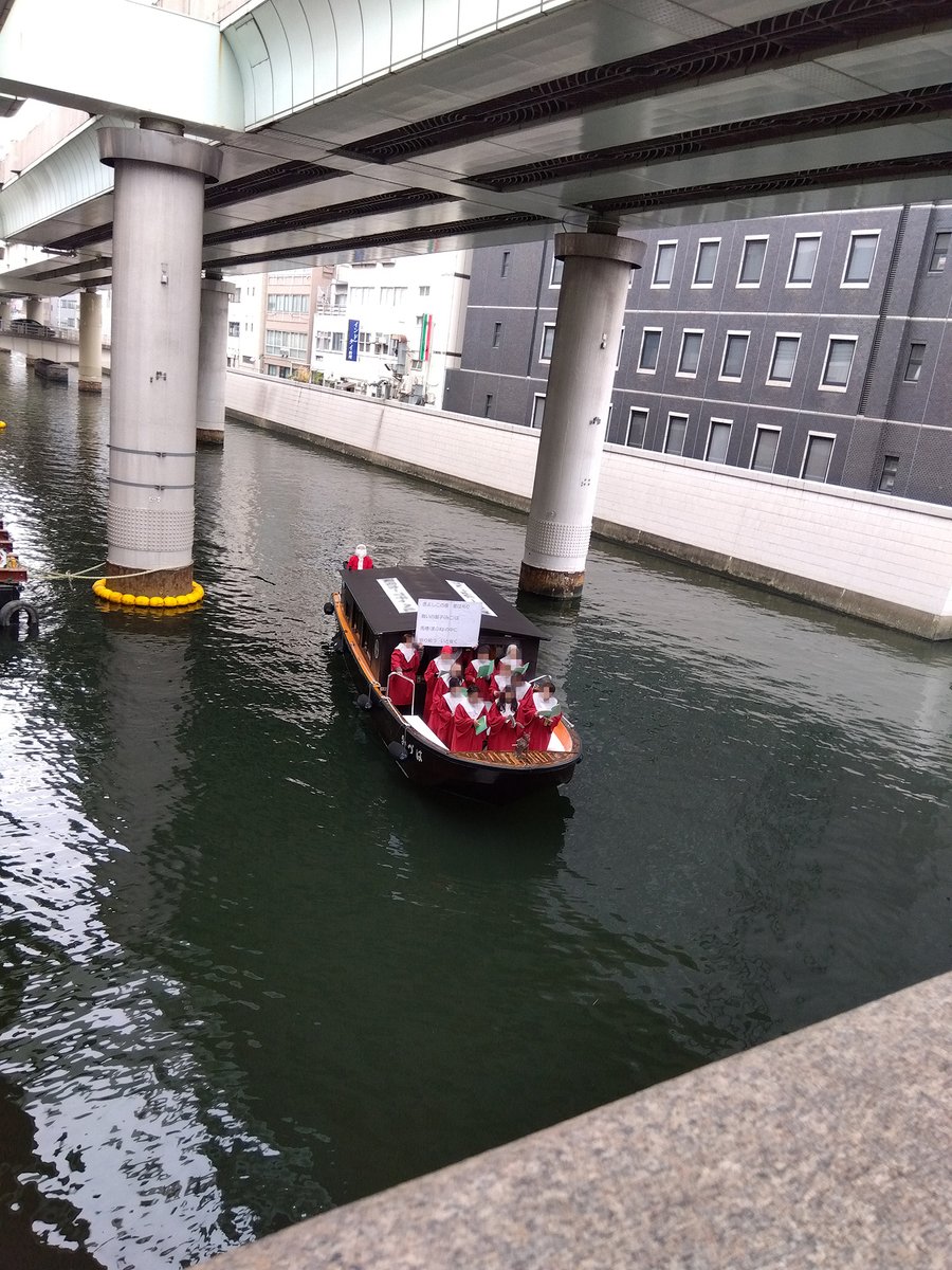fcfd7's tweet image. KITTEの🎄も綺麗だった…日本橋で皆何か下覗き込んでるから見てみたら舟サンタ🎅