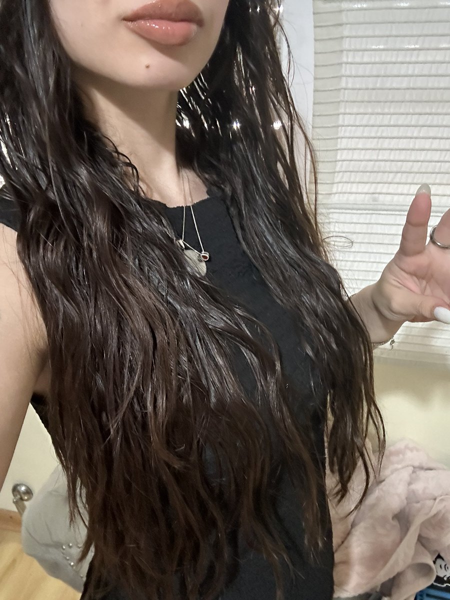 wadixxg's tweet image. el mambo de las que tenemos ondas y vivimos una disputa entre plancharnos el pelo o enfrentar la vida ASÍ