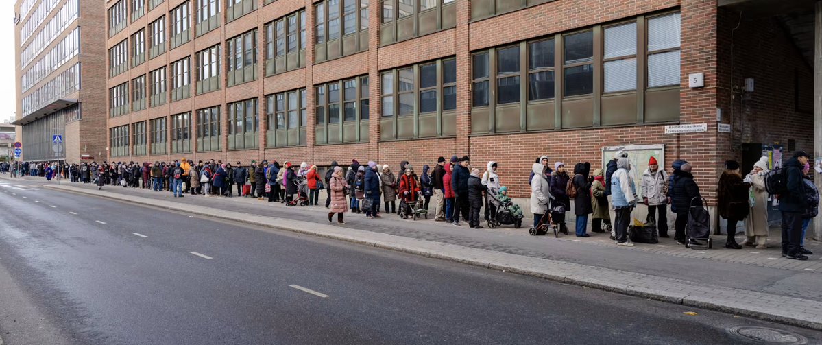 AkuAhoniemi's tweet image. Huomatkaa myös poliittisten päätöksienne tulos:
Köyhien ruoka-avun jono jouluna 2025