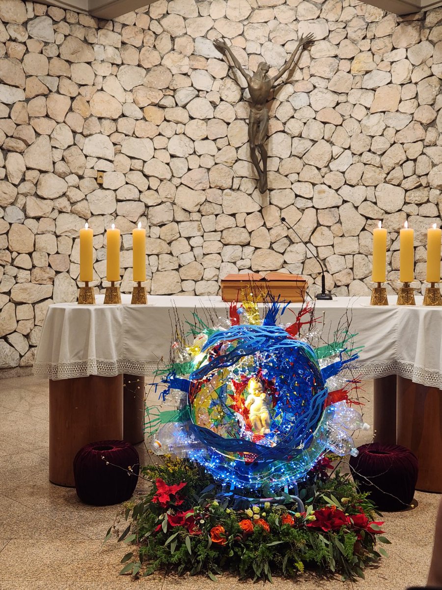 가톨릭 퀴어들과 정동 프란치스코교육회관에서 성탄 밤 미사하고 오는 길…
작년 성탄은 어찌 보냈는지 기억도 안 나는데, 이번 성탄은 훈훈한 느낌이 오래 남겠어. 특히, 성가대와 음식, 선물 꾸러미에 대감동!! 모두 메리 크리스마스🎄🌈