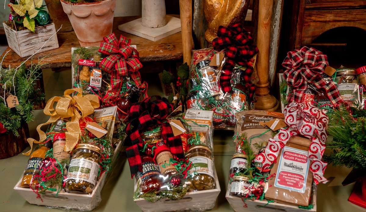 BrookdaleFarms's tweet photo. 🎄 It’s not too late! Shop local gifts, décor &amp; farm-fresh favorites at Brookdale. Xmas Eve 8–3. 🍎🎄 https://t.co/P4HaJPvllX