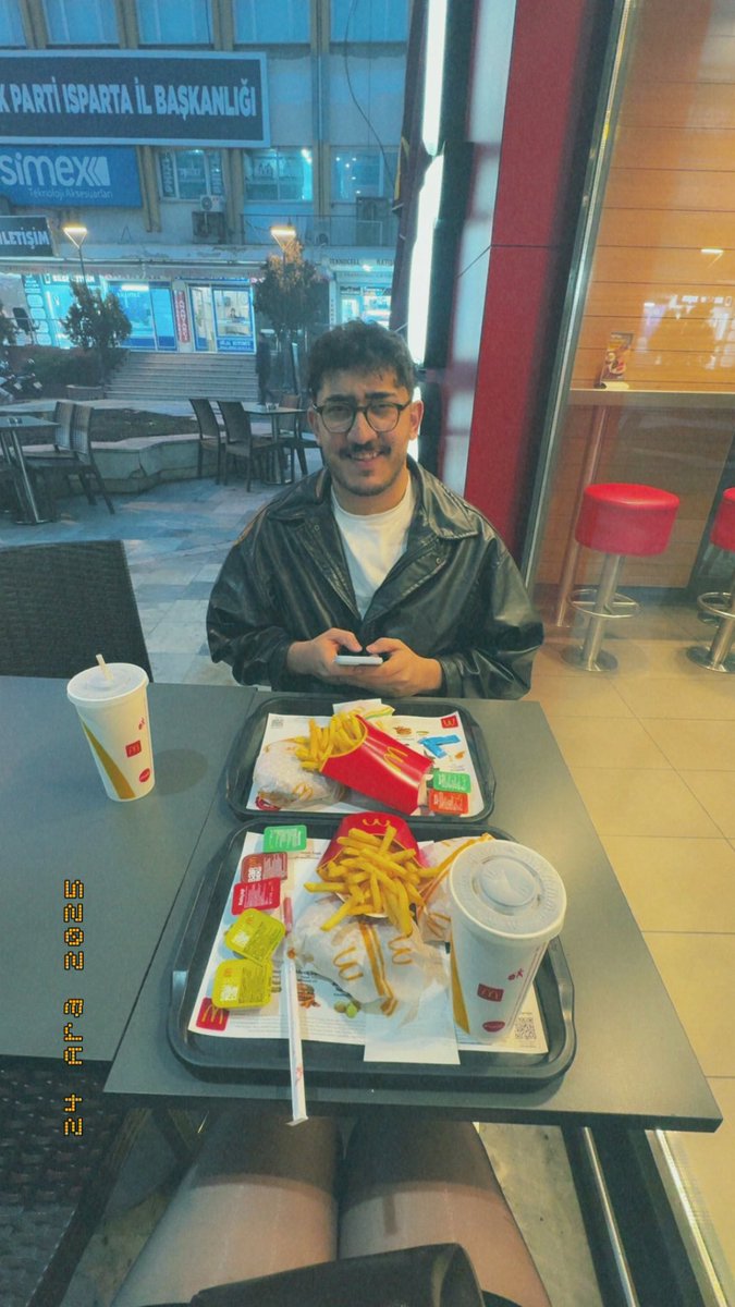 hamdikarakaya0's tweet photo. 🍔😬🙋🏻‍♀️ https://t.co/SmLfa3qiJf
