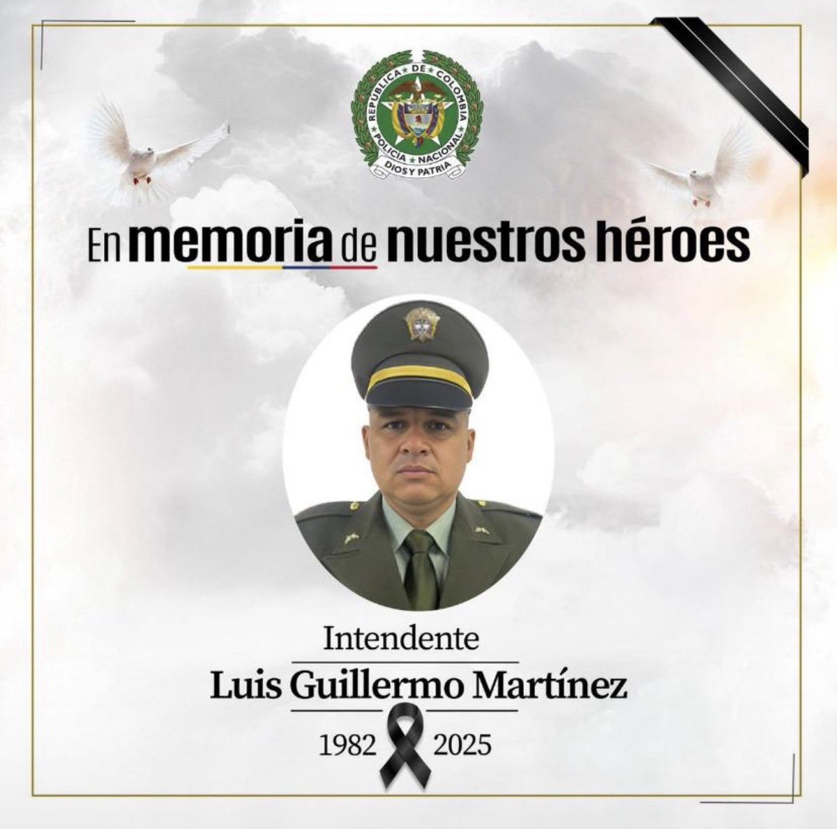 Con profundo dolor despedimos al intendente de la Policía Luis Guillermo Martínez, quien perdió la vida en un ataque armado en el norte del Cauca.

Acompañamos a su familia y seres queridos, y deseamos pronta recuperación al patrullero herido.