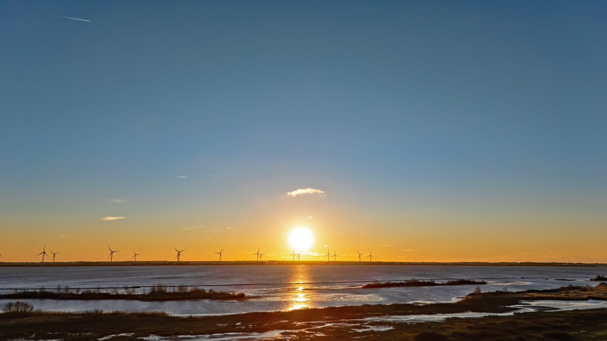 Zonsondergang boven het natuurreservaat Weergors ☀️ #weerfoto #Hellevoetsluis <a href="/EilandVoorne/">voorne aan zee</a> <a href="/KikiBo21937/">Monique Bormans</a> <a href="/johan_klos/">Johan Klos</a> <a href="/BasMunne/">BasMunne</a> <a href="/MRTfotografie/">Marianne Rouwendal🌿</a> <a href="/WNLVandaag/">WNL Vandaag</a> <a href="/EdAldus/">Ed Aldus</a> <a href="/BuienRadarNL/">Buienradar</a> <a href="/janvissersweer/">JAN VISSER</a> <a href="/weerverteller/">Weerverteller.nl</a> @weerplaza <a href="/HartvNL/">Hart van Nederland</a>