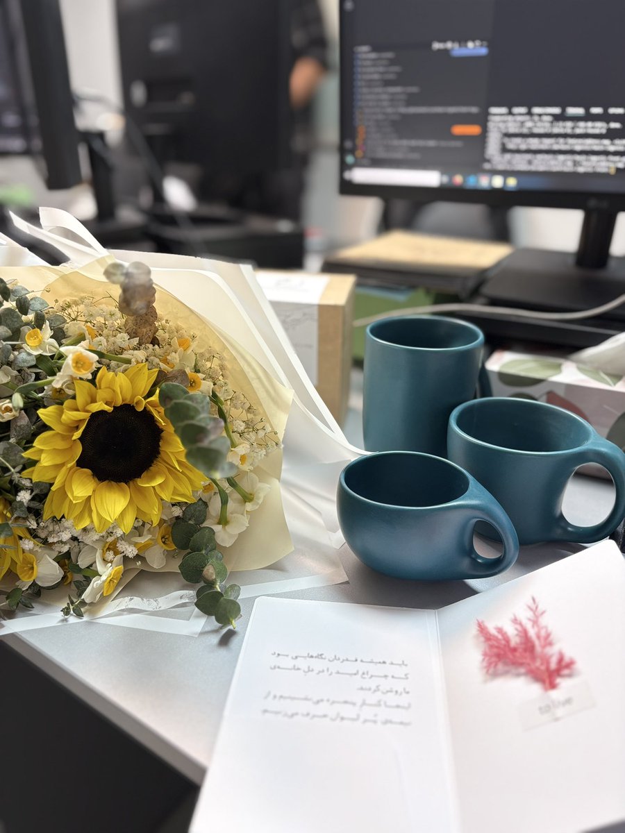 short_whisper's tweet photo. امروز روز هدیه گرفتن بود و خوشحالم :)
دوستم بی‌خبر واسم گل فرستاد 🌻
و ماگ‌های قشنگم هدیه‌ای از @zihome_ بود. https://t.co/BuKChBlWeR