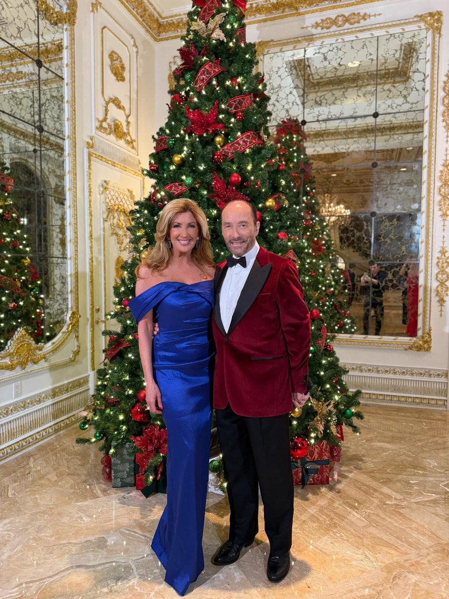 TheLeeGreenwood's tweet image. Have yourself a Merry Little Christmas 🎶🎄
