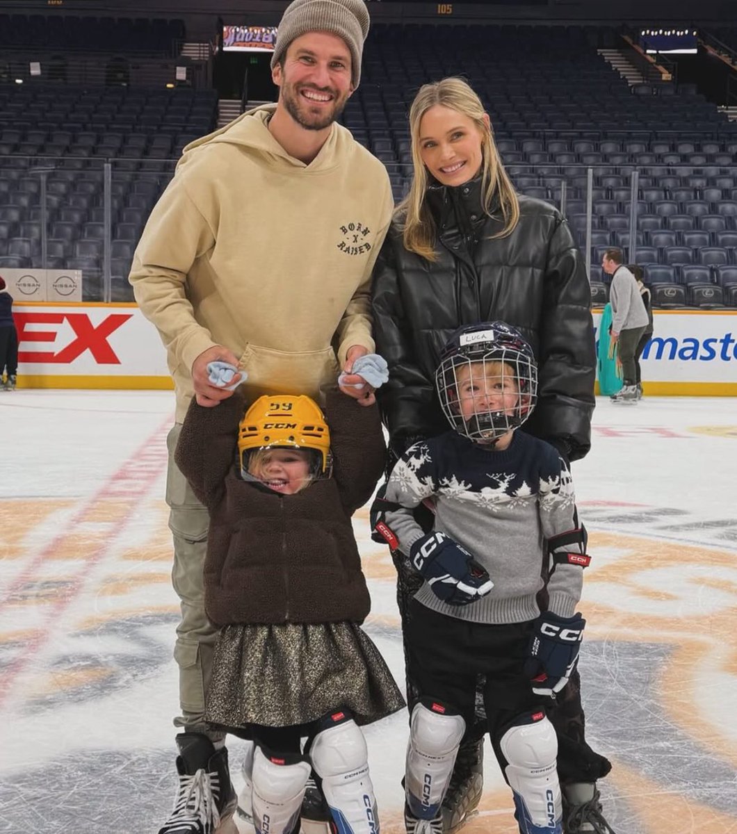 Festive fits &amp; family pics... it's the most wonderful time of the year ❤️🎄