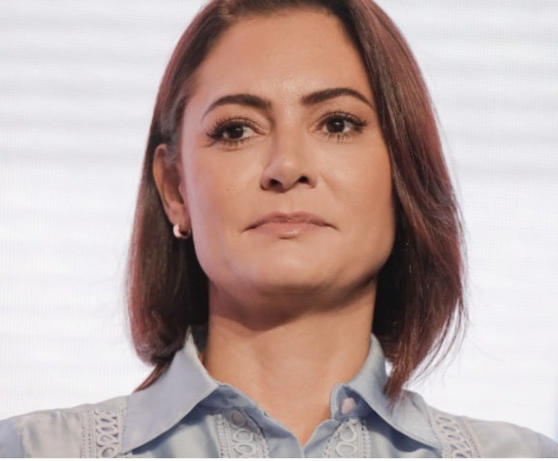 Nesta quarta-feira (24) às 20h30, a Primeira Dama, Michelle Bolsonaro fará um pronunciamento de Natal ao povo brasileiro, pelas suas redes sociais, no mesmo horário que o impostor falará nas televisões em CADEIA nacional. 
Divulguem