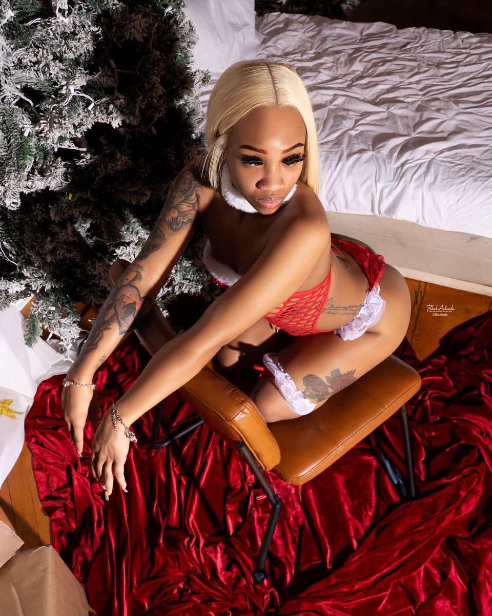 blackartmedia_'s tweet photo. 🎁🎄
Muse: @sky_da_barbie
📸 Shot by: @black.artmedia_
#chicago #chicagophotographers #blackartmedia #christmas https://t.co/MgycksizYM