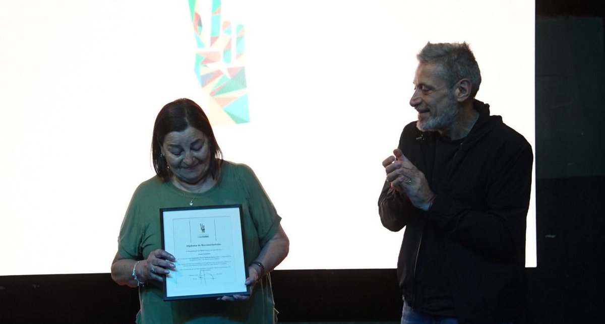 Juré como legisladora de la Ciudad con una promesa: poner el cuerpo y la voz donde más se necesita, y no soltarle la mano a quienes sostienen todo con su trabajo.

🎄 Que la Navidad nos encuentre unidos y que el año que empieza. Lo que viene se construye. 🇦🇷