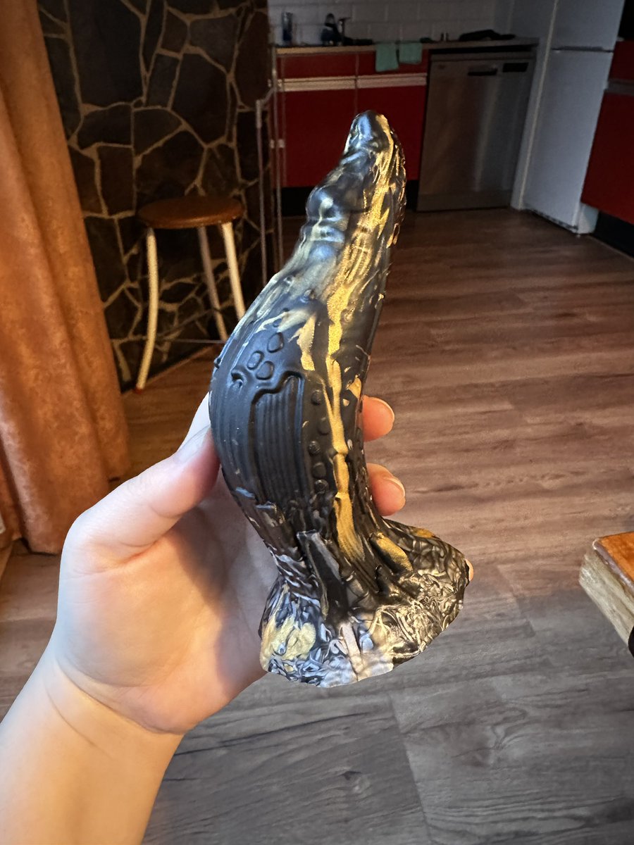 Omgggg my first custom from <a href="/Magicwithin_/">Magic Within ✨ OPEN ✨</a> arrived 😍 Happy Christmas Eve to meeee 🎄

This is a size small Terlus in black, gold &amp; silver