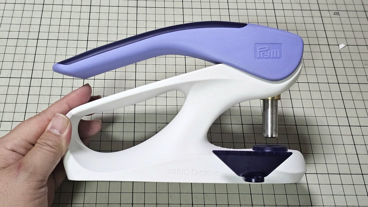 tomotar0's tweet photo. 2月に開催される、沖縄手しごとマーケットでワークショップをするための機材と資材が届きました～！
#手しごとマーケット
#Prym
#VARIO
#ハンドメイド
#ワークショップ https://t.co/lfiV1qqI80