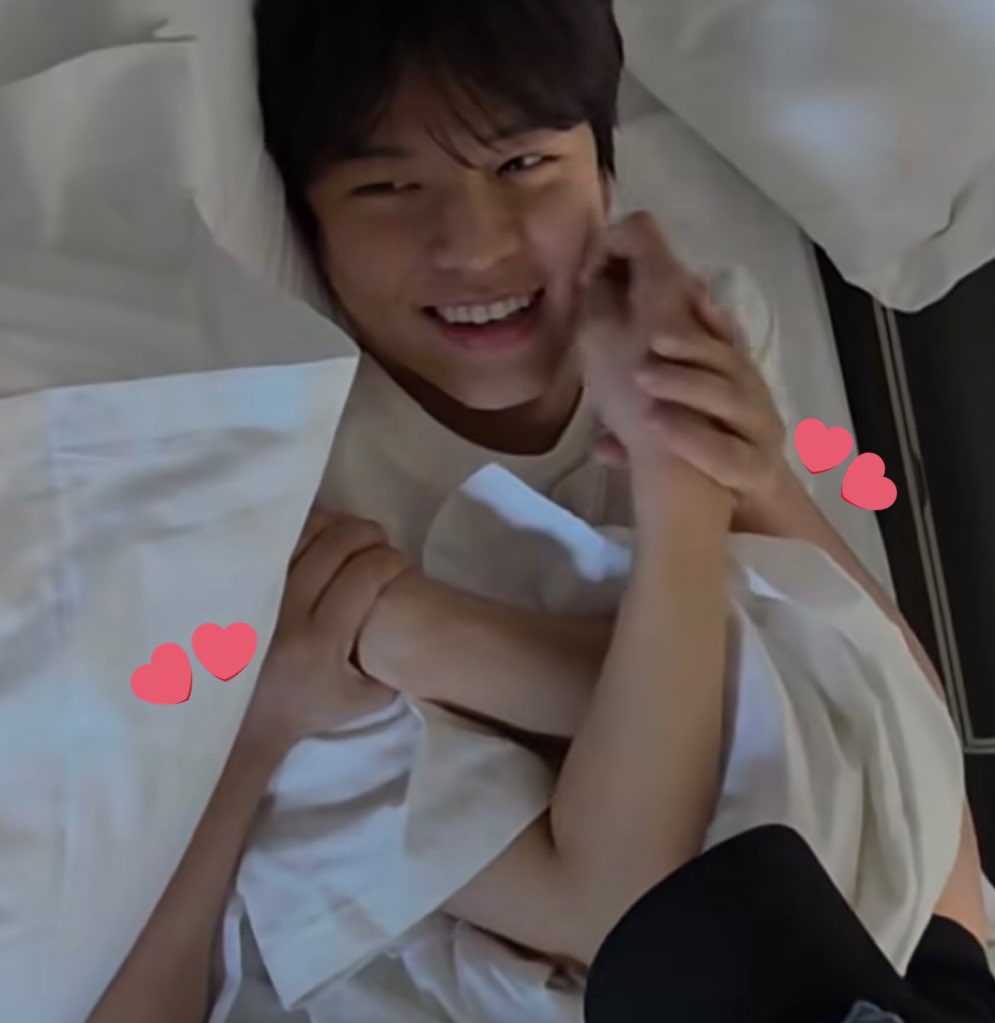 창빈이가 승민이 손목 잡은 것좀 봐
…진짜 힘들게 하지 마라