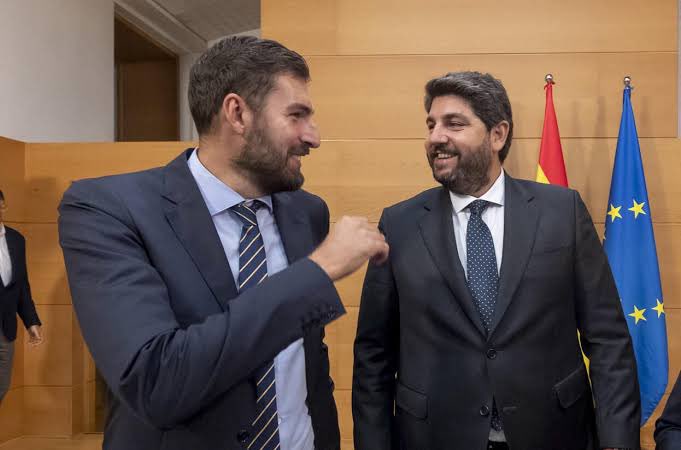 EgioVictor's tweet image. Confirmado. El Grinch de la Navidad existe y es López Miras. 

El viernes pasado, mientras tú comprabas los turrones, aprovechó para registrar con Vox una modificación de la ley de protección del Mar Menor para bajar las sanciones a las empresas que lo contaminan y permitir que…