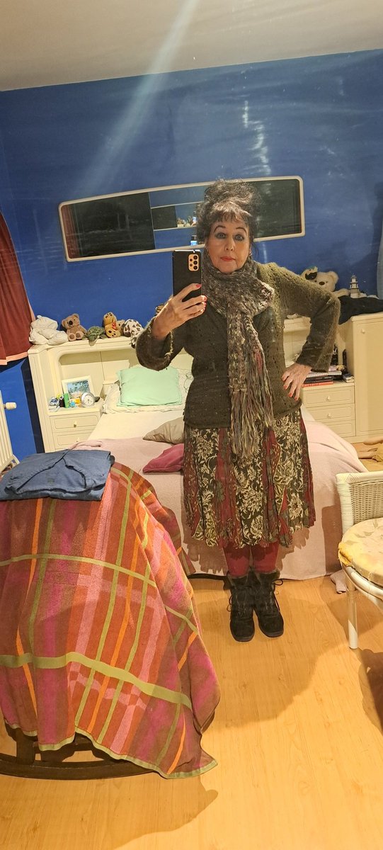 VCabuy's tweet image. About yesterday...
Toen ik nog aangekleed was.
Vandaag huiselijk beperkt, maar dit was gisteren de #outfitoftheday 
All some 30yo!
#skirtBandolera #pullKdesign #shawlBeeDesignAccessoires 
MERRY CHRISTMAS TO YOU ALL
🎄🎄🎄🎁🎁🎁