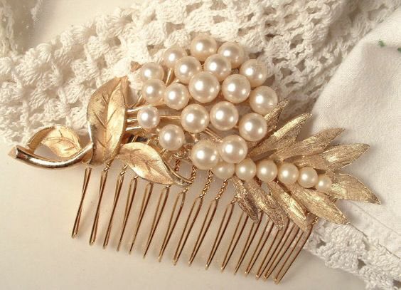 desolrex's tweet image. For @eblouissantebeu,

A lavish hair ornament, crafted with the utmost care and adorned with pearls of unparalleled beauty. 

Merry Christmas,
Louis x