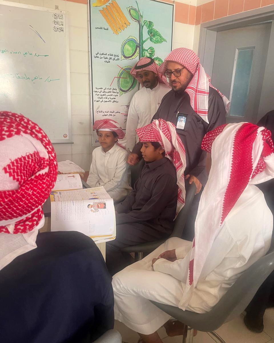 MOE_MDI's tweet photo. في جولة تفقدية شملت عددًا من مدارس محافظتي ينبع والعيص شارك مدير عام #تعليم_المدينة_المنورة أبناءه الطلاب في مدرسة صفوان بن قدامة الابتدائية ومدرسة عمار بن ياسر المتوسطة بتلعة نزا يومهم الدراسي، واطّلع على سير العملية التعليمية.
كما قدّم شكره لمدير المدرسة الأستاذ سلامة مبارك الكتيني، تقديرًا لجهوده المبذولة في متابعة الانضباط المدرسي، وتجويد الأداء التعليمي والارتقاء بمستوى العملية التعليمية.