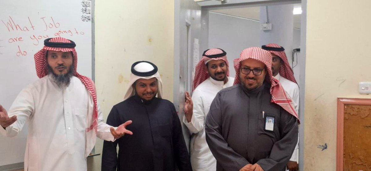 MOE_MDI's tweet photo. في جولة تفقدية شملت عددًا من مدارس محافظتي ينبع والعيص شارك مدير عام #تعليم_المدينة_المنورة أبناءه الطلاب في مدرسة صفوان بن قدامة الابتدائية ومدرسة عمار بن ياسر المتوسطة بتلعة نزا يومهم الدراسي، واطّلع على سير العملية التعليمية.
كما قدّم شكره لمدير المدرسة الأستاذ سلامة مبارك الكتيني، تقديرًا لجهوده المبذولة في متابعة الانضباط المدرسي، وتجويد الأداء التعليمي والارتقاء بمستوى العملية التعليمية.