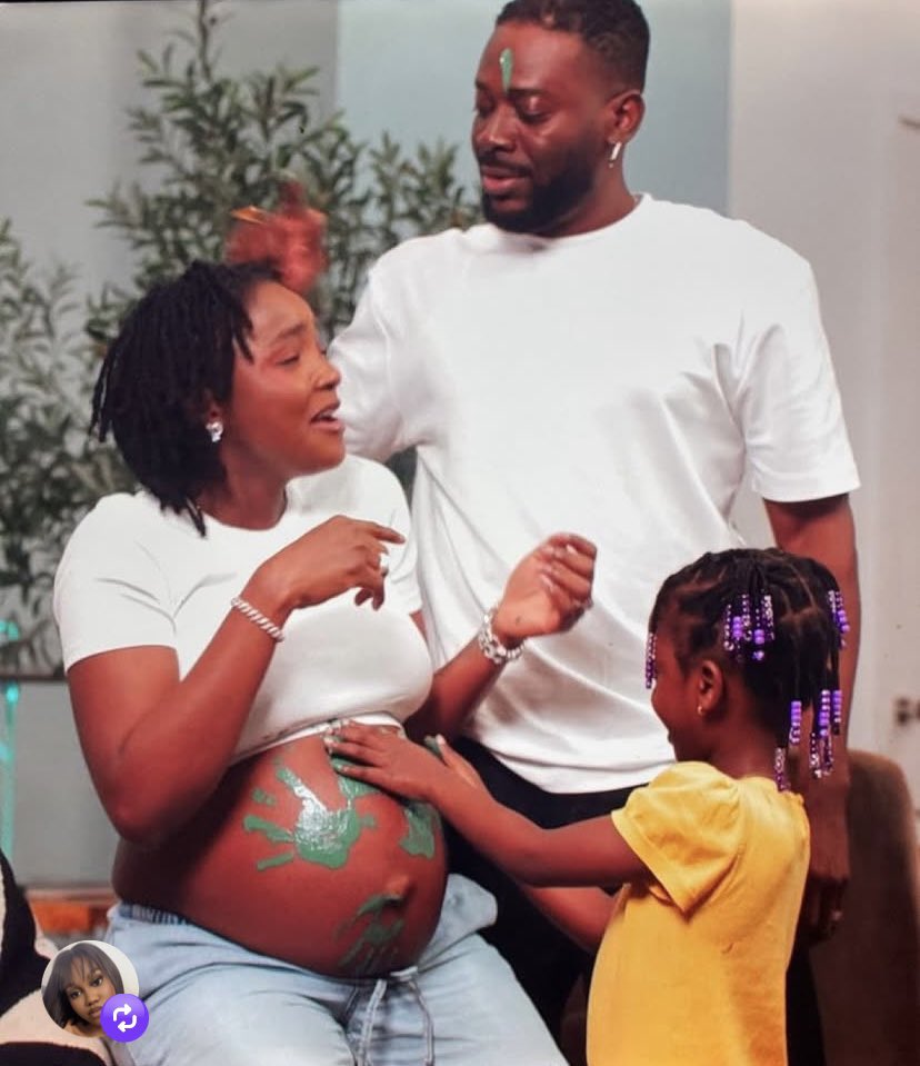 deyola_a's tweet image. Simi and Family 🥰🥰🥰🥰😍😍😍😍