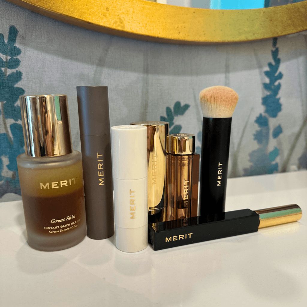 Exciting news, I posted a blog with ALL my favorite things! From my favorite makeup items to the best accessories and more. Dive in and get some ideas to treat yourself or find a gift for your bestie! devinefairytale.com/devine-fairyta…