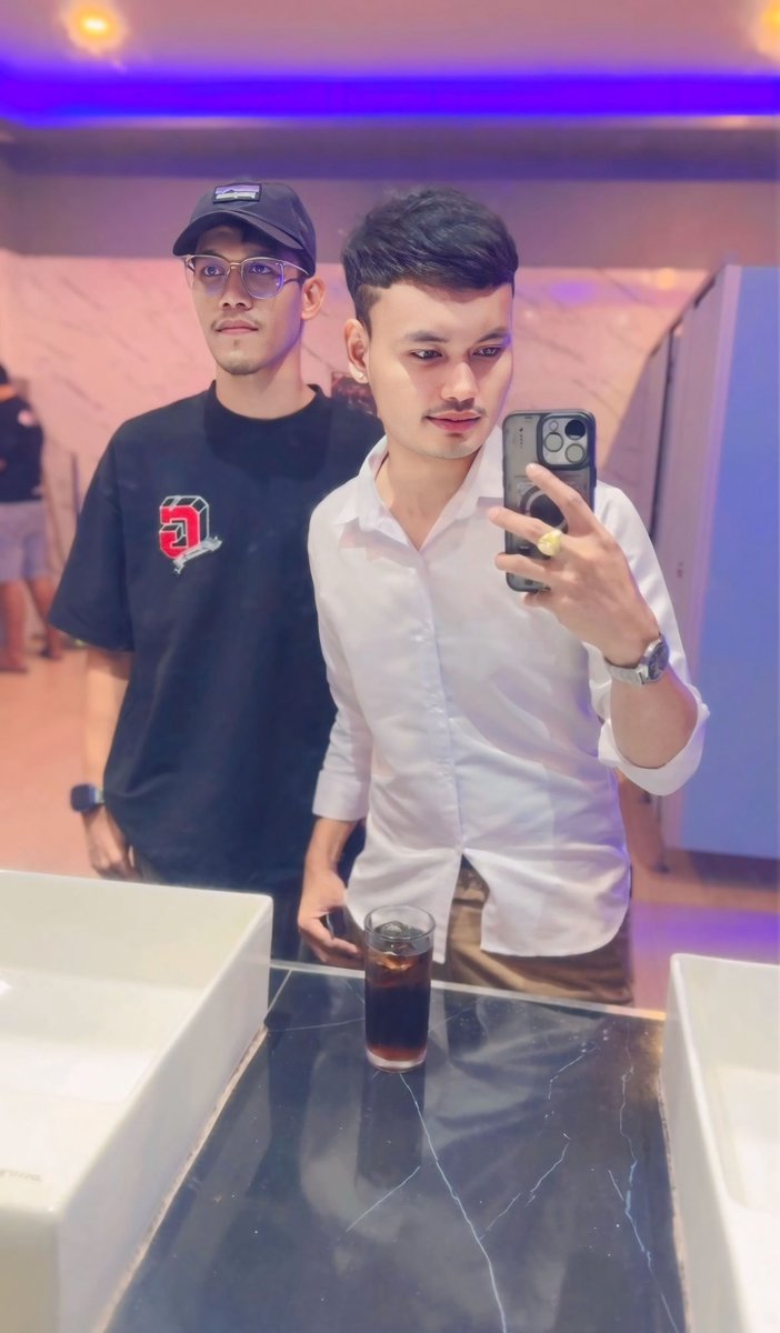 Vasin2540's tweet photo. • ถ้าไม่นับเงินในกระเป๋า ผมก็ดีไม่แพ้เขาเเน่นอน 💚 #แสงจันทร์ #นครศรีธรรมราช https://t.co/kmYgzUsetc