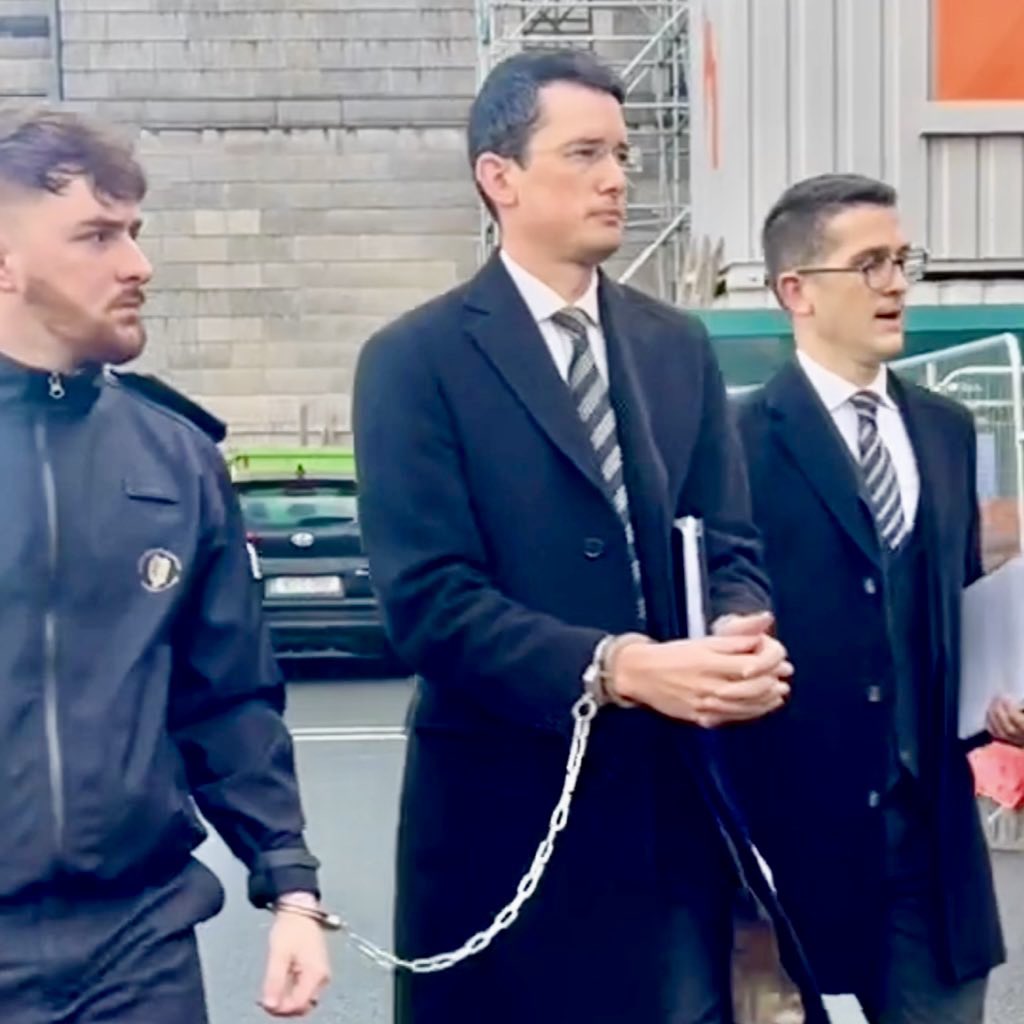 ChanceGardi's tweet image. Josiah Burke: Ho fatto visita a mio fratello Enoch Burke nella prigione di Mountjoy dove sarà per Natale. Chiuso in una cella di 3,7x1,8 metri per 20 ore al giorno. Il prezzo da pagare per essersi rifiutato di usare pronomi trans con i suoi studenti e cedere alla tirannia LGBTQ+.