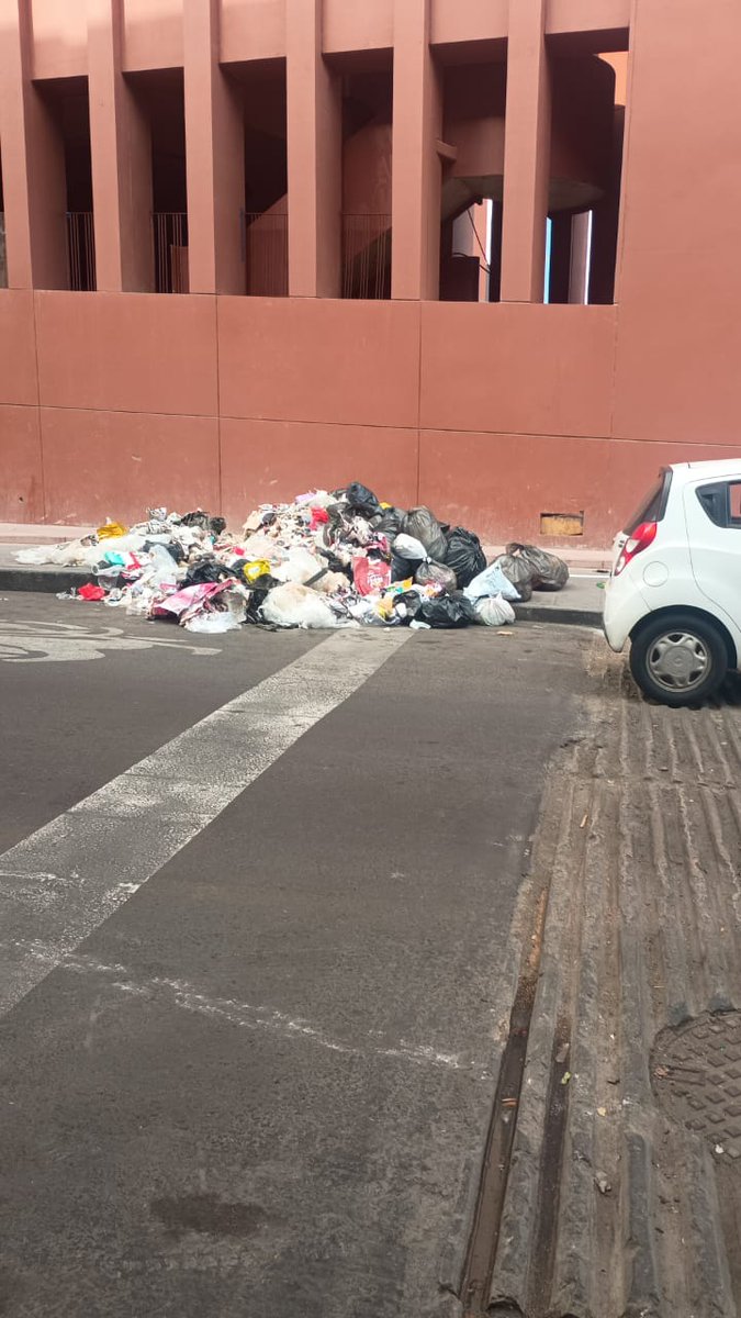 Así la <a href="/AlcCuauhtemocMx/">Alcaldía Cuauhtémoc</a> ... Humboldt y Juárez se convirtieron en basurero público en pleno #centrohistorico de la #CDMX en donde esta <a href="/AlessandraRdlv/">Alessandra Rojo de la Vega</a> ?