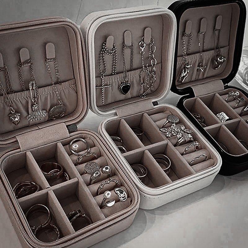 ⠀

⠀⠀⠀ 𝐌𝐄𝐑𝐑𝐘 𝐂𝐇𝐑𝐈𝐒𝐓𝐌𝐀𝐒

⠀⠀─────────────

⠀⠀⠀ Felices fiestas para las flores más preciosas de mi jardín.