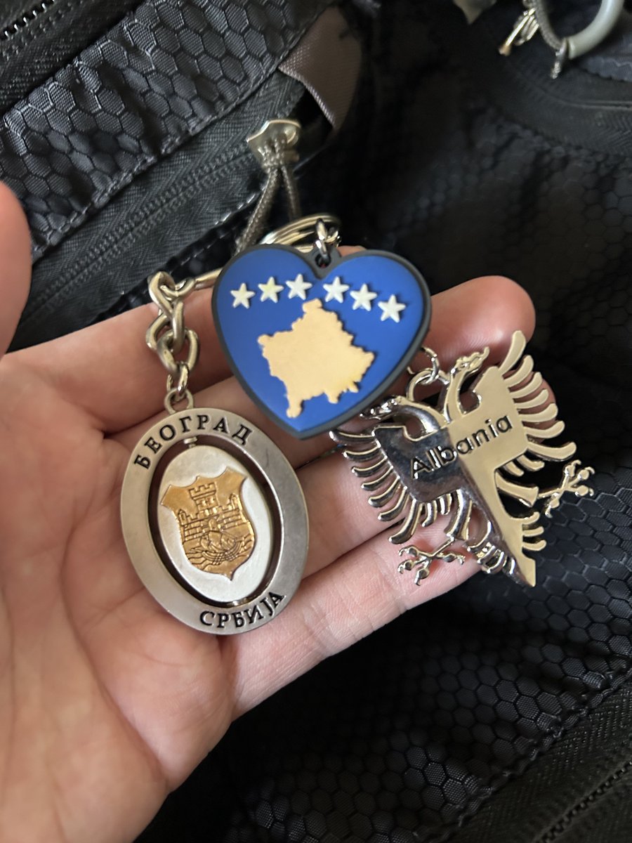 v0mitac0's tweet image. Having these three keychains on my backpack is kinda giving world peace 😍