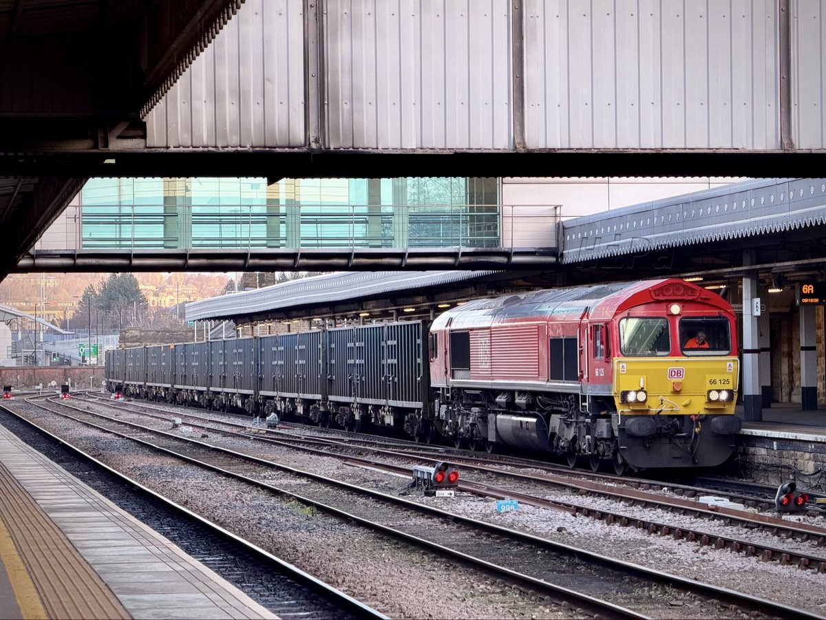 HiPa125's tweet image. DB Cargo #Class66 66125, hauling diverted 6M16 0543 Redcar Wilton EfW (Energy from Waste) Terminal &amp;gt; Knowsley Freight Terminal, waits time at P6 Sheffield