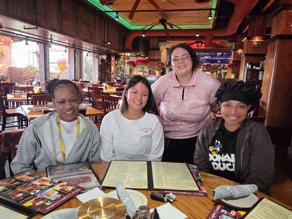 sandrareyesdds's tweet photo. Yesterday, we finished off our day with our team Christmas lunch.  We included our 2 interns and ended up having loads of fun and laughter with a great meal at Bobby Q. Pictured are  Dr. Reyes, Jazzy, Kylie, Sharika and Anyssa.

Have a very merry Christmas. ❤️🙏🏽 https://t.co/PsAZuKhVh9