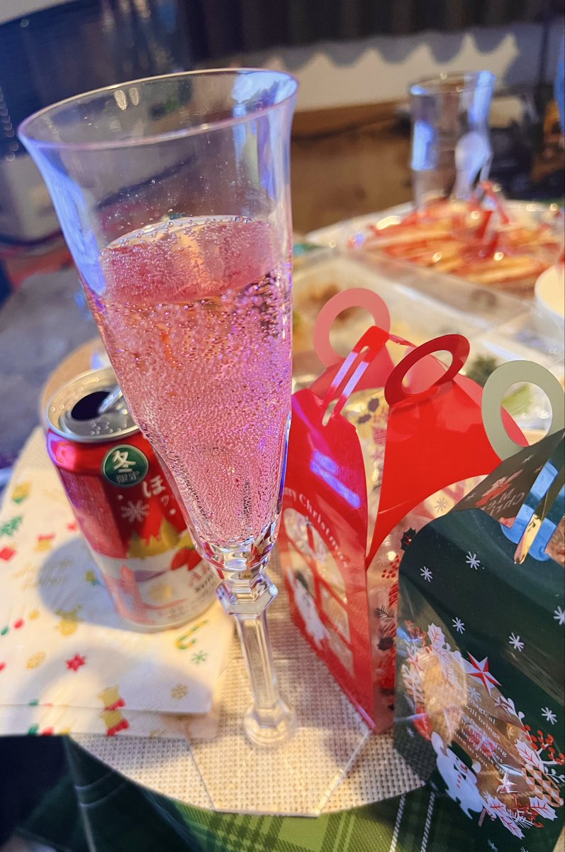 ZothN's tweet image. シャンパンとかないからほろよいで過ごした
2025クリスマスイブ (´･ω･`)…めっちゃピンク色で草