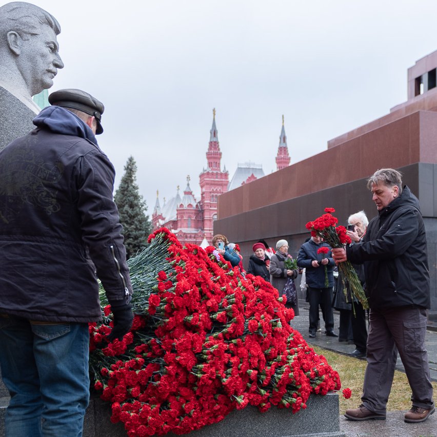 🚩 Stalin's great-grandson <a href="/JacobJugashvili/">Jacob Jugashvili</a> led a procession in Moscow to HONOR his legendary relative, Joseph Vissarionovich Stalin on his 146th birthday

'I know that after my death, a heap of rubbish will be dropped on my grave, but the winds of history will sooner or later