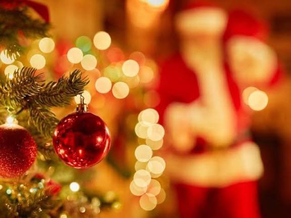 Ce soir de réveillon, je pense à celles et ceux qui sont entourés, et à ceux qui ne le sont pas. À ceux qui rient à pleines dents, et à ceux qui sourient pour ne pas inquiéter. À ceux qui fêtent, insouciants ou épuisés, et à ceux pour qui cette fin d’année est un poids de plus à