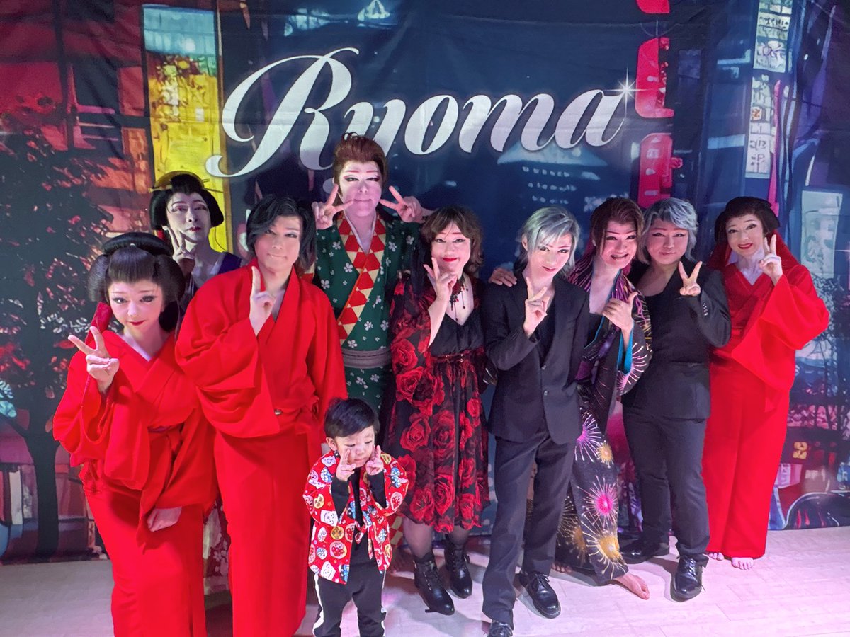 ranryuka's tweet photo. 21日誕生日公演沢山のお客様お越し頂きありがとう御座いました！大入りも8枚頂きました🎵
沢山のケーキ！贈り物ありがとうございます😆お芝居も難しい役に挑戦出来てめっちゃ楽しい１日でした😆
今日が、本当の誕生日また一つ歳をとってしまいました😵でもまだまだ頑張ります✨ありがとう御座いました https://t.co/KFs3LAxClP